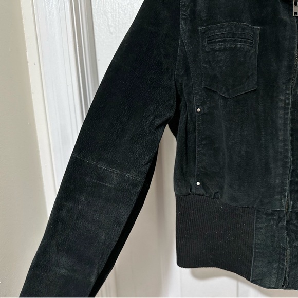 This is a black denim jacket, it has 4 functioning pockets and zipper! - Picture 5 of 6